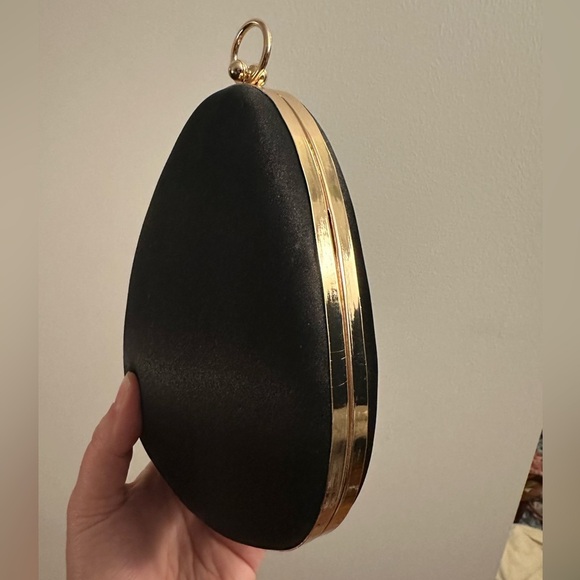 structured clutch black satin pearl gold chain and ring handle - Picture 8 of 17
